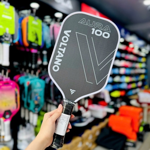 Voltano Aura 100 hay Zocker HP1: Cây vợt pickleball nào đáng mua cho người mới?